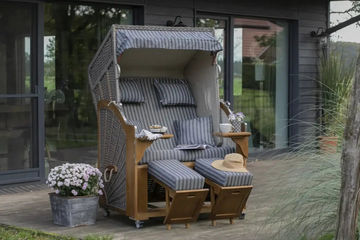 Strandkorb Schleswig Pinienholz in PE mokka, stilvoll auf einer Terrasse mit gemütlichen Kissen.