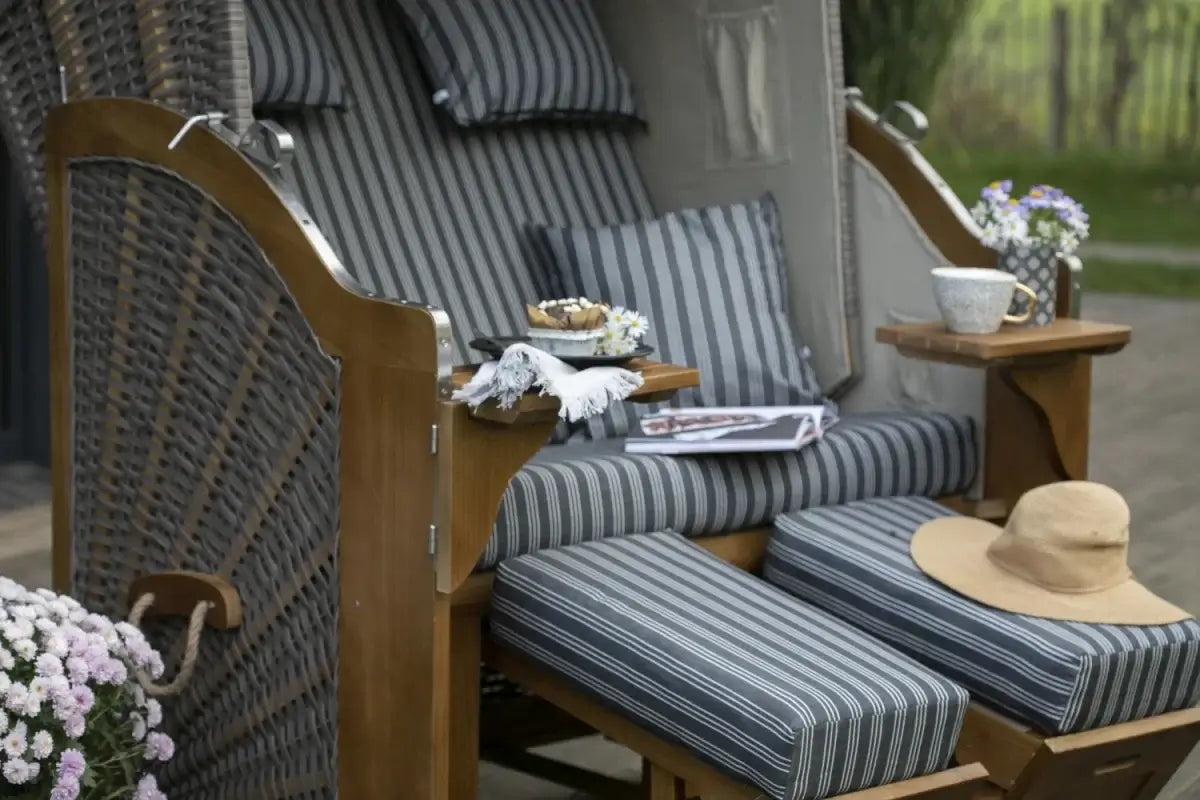Strandkorb Schleswig in PE mokka mit Streifenmuster, gemütlich und elegant für den Außenbereich.