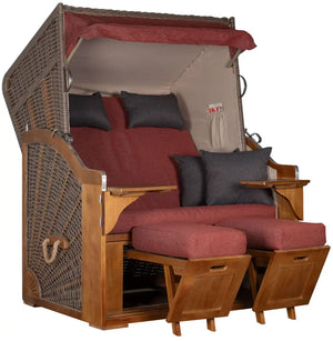 Strandkorb Schleswig in PE mokka, bequemes Zweisitzer-Design mit eleganten Kissen und Holzverzierungen.