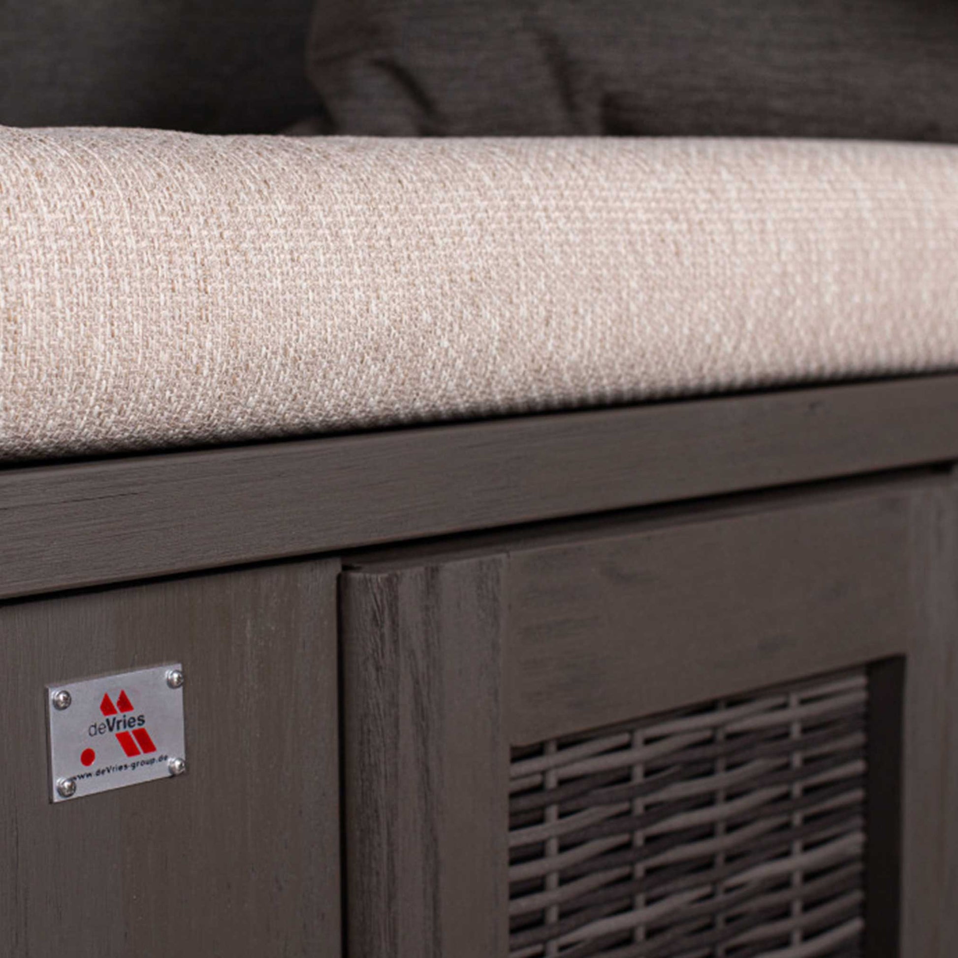 Detail Sitzpolster und Holzgestell vom Strandkorb Trendy PURE Seaside XL Bullaugen PE stone grey Dessin 500