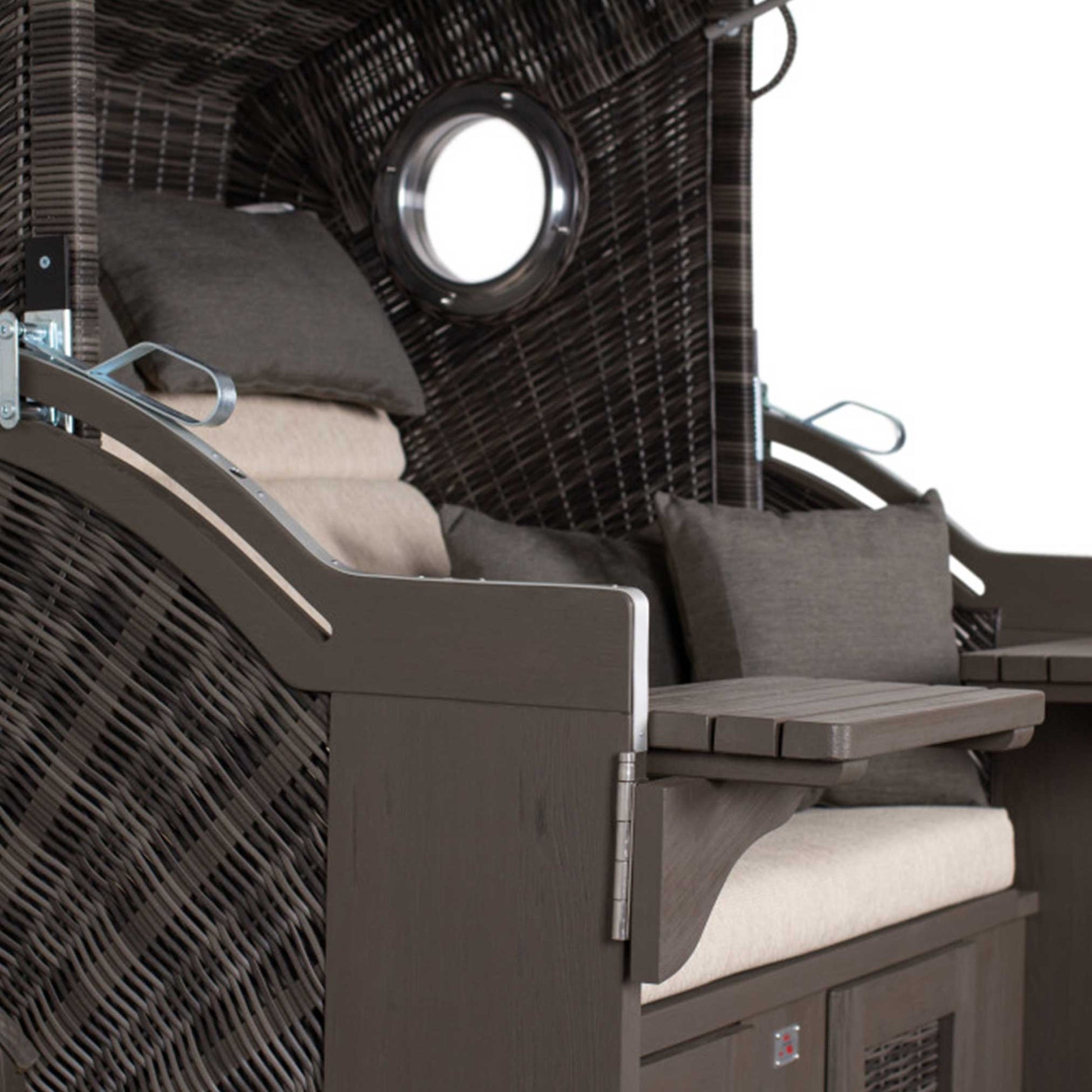 Detailansicht Strandkorb Trendy PURE Seaside XL Bullaugen PE stone grey Dessin 500 mit Polstern und seitlicher Ablage