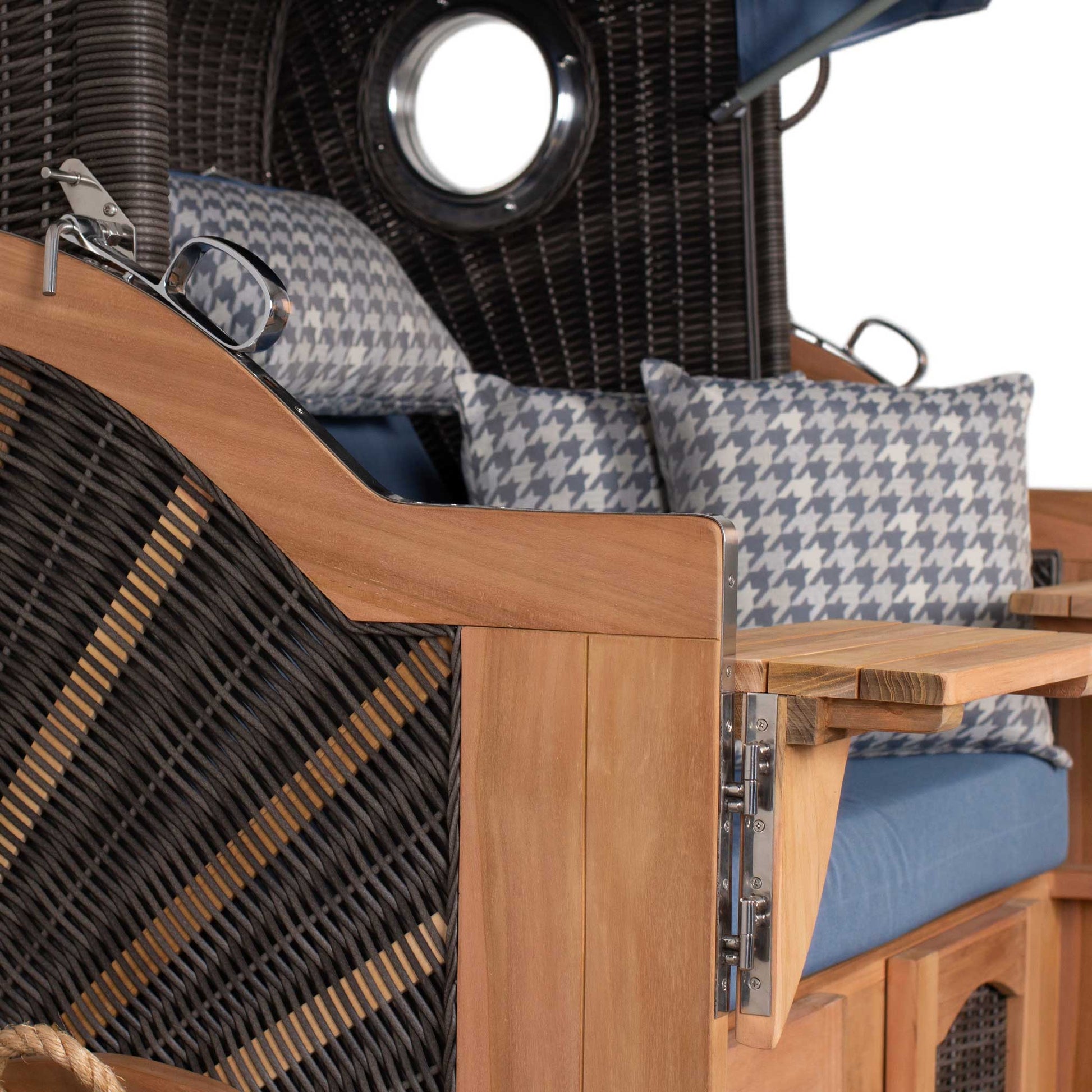 Strandkorb deVries PURE Seemöwe Teak PE stone grey Detailansicht mit Bullauge, blauen Polstern und Kissen Dessin 509