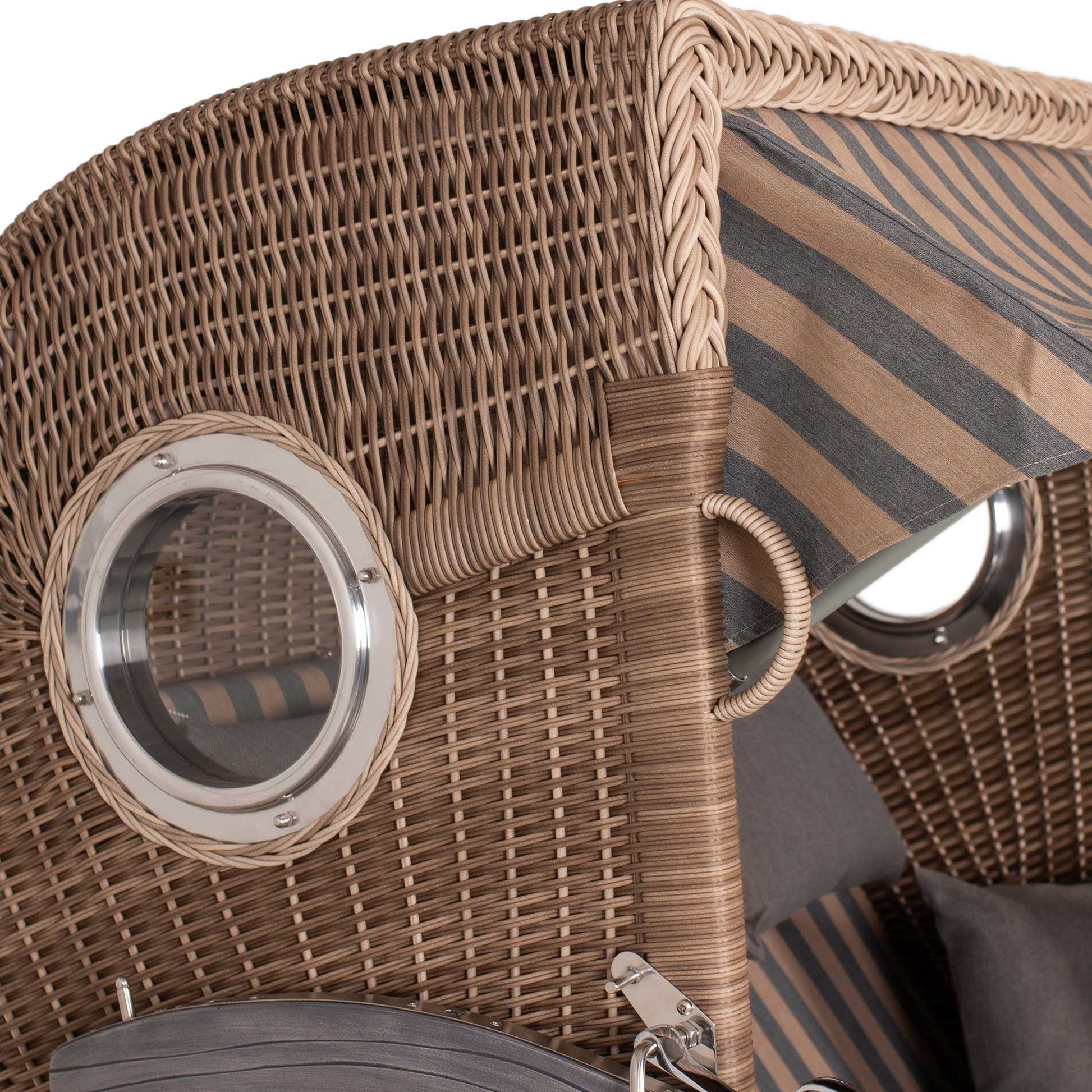 Detailansicht Strandkorb deVries PURE Seemöwe XL mit Bullaugen und PE-Geflecht white kubu im Dessin 248