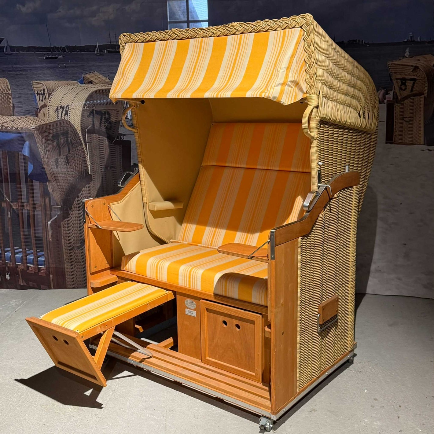 Strandkorb Sonnenpartner Modell Classic PE Rundgeflecht in Naturoptik mit gelb gestreiften Polstern und klappbarem Fußteil