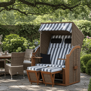 Strandkorb Trendy PURE Standard PE griseum Dessin 502 in grau-weißem Streifendesign im Garten mit Tischgruppe