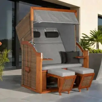 Strandkorb Tinnum Pinie PE griseum grau anthrazit mit Volllieger, Klapptischen und Fußstützen auf moderner Terrasse