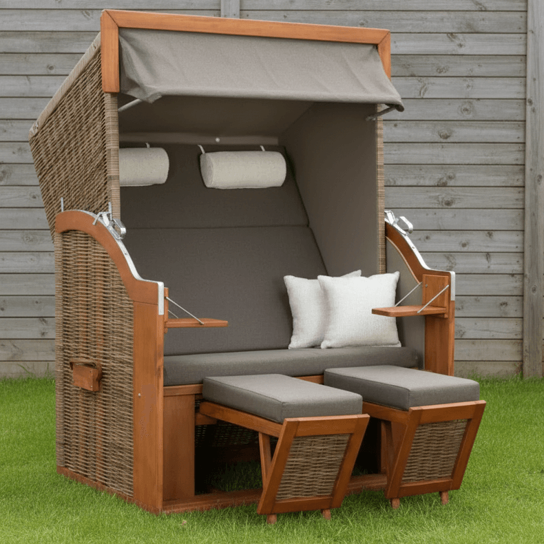 Strandkorb Tinnum Pinie PE griseum Dessin 574 sand beige weiß mit Volllieger, Klapptischen und ausziehbaren Fußstützen im Garten