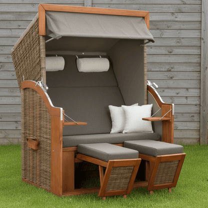 Strandkorb Tinnum Pinie PE griseum Dessin 574 sand beige weiß mit Volllieger, Klapptischen und ausziehbaren Fußstützen im Garten