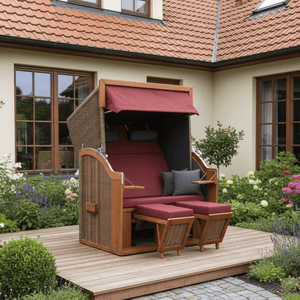 Strandkorb Tinnum Pinie PE griseum anthrazit bordeaux auf Holzterrasse im Garten mit Volllieger, Klapptischen und Fußstützen