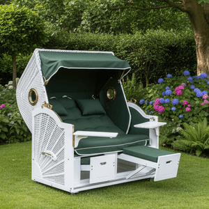 Strandkorb Prieß Modell Meister in Weiß mit grünem Stoffdessin im Garten, komfortabler Strandkorb mit Fußstützen und Ablageflächen