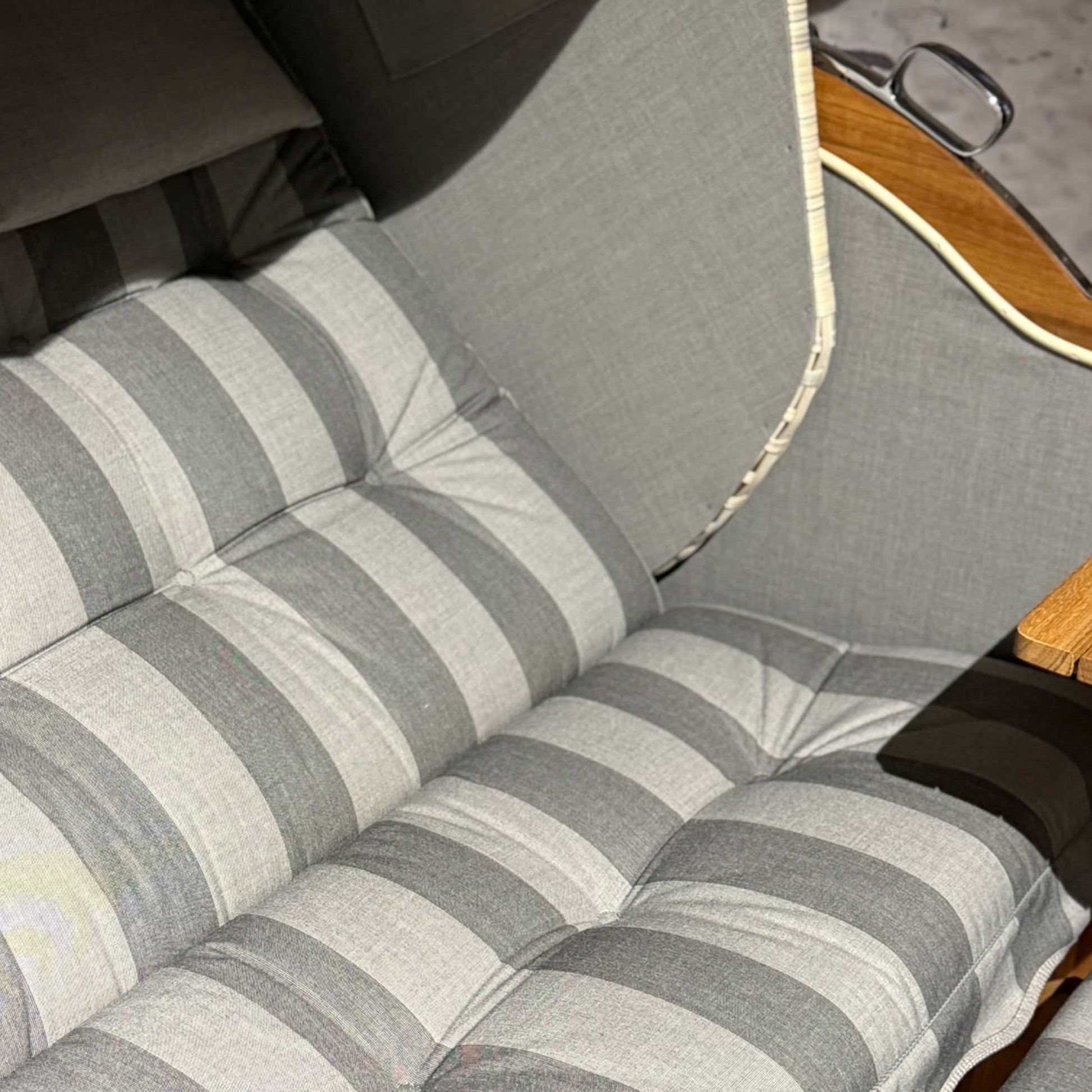 Strandkorb Prieß, Modell Meister, grau gestreifte Kissen und Polster im Detail, bequem und stilvoll, 150 cm.