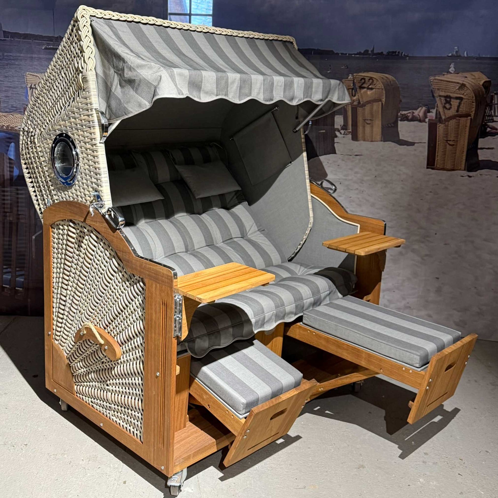 Strandkorb Prieß Modell Meister A105 aus Iroko-Holz mit dunkelgrauem PE-Geflecht und Polstern, Komfort-Strandkorb für zwei Personen