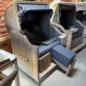 Strandkorb Landhaus Sylt mit Teak Vintage Holz und blau grau gestreiften Polstern, ideal für den Garten.