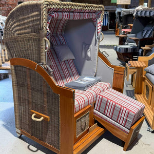 Komplettpaket Strandkorb Hörnum aus Mahagoni mit rot-grauem Rattangeflecht und bequemem Lounge-Design