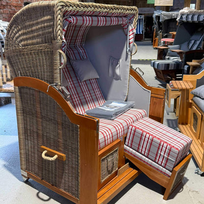 Komplettpaket Strandkorb Hörnum aus Mahagoni mit rot-grauem Rattangeflecht und bequemem Lounge-Design