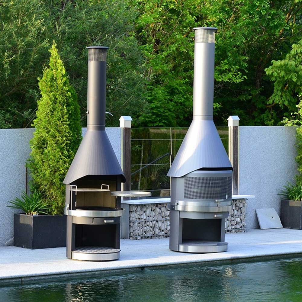 HermaPro Edelstahl Gartenkamin Vario mit gesteppter Haube am Pool, moderner Gartenkamin aus Edelstahl als Grill und Kamin