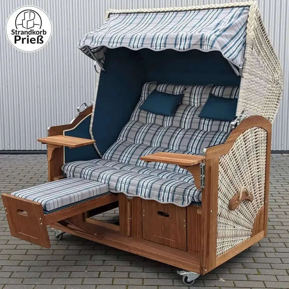 Strandkorb Prieß Modell Meister 7001 aus Iroko Holz mit PE Geflecht taupe und blau kariertem Stoffdessin auf Rollen